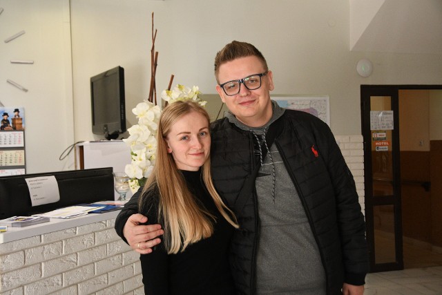Ola i Mateusz Stańczykowie - współwłaściciele ośrodka Łucznik w Końskich. U nich mieszka kilkuset uchodźców. Więcej o życiu 1000-osobowej grupy z Ukrainy w Sielpi na kolejnych zdjęciach.