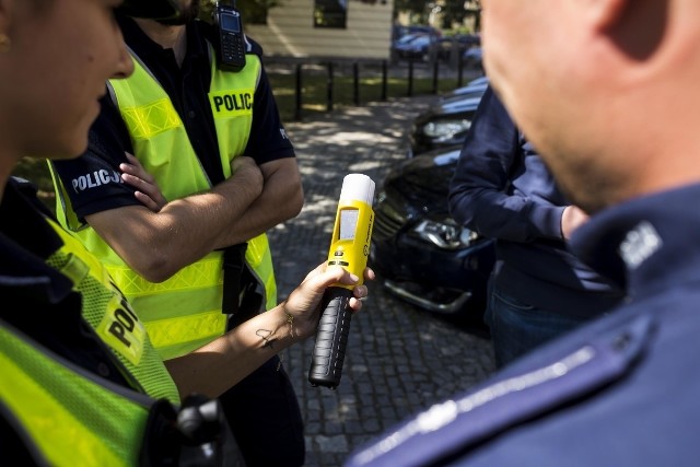 W 2020 roku policja odnotowała największy w ostatniej dekadzie spadek liczby wypadków w porównaniu do roku poprzedniego. Pozytywne dane nie dotyczą jednak wszystkich analizowanych obszarów. O 12,5% zwiększyła się bowiem liczba osób, które zginęły z winy nietrzeźwego kierowcy.Fot. Szymon Starnawski