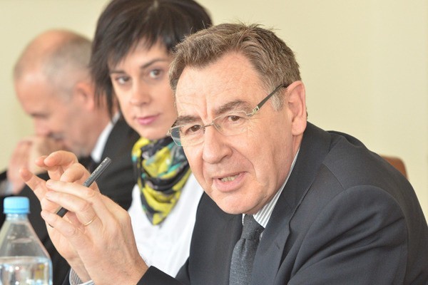 - Operacja zamknięcia EC2 pochłonie kilkaset milionów złotych - mówi Jacky Lacombe.