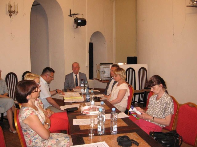 Komisja Radomskiej Nagrody Kulturalnej obradowała w czwartek, 5 czerwca, w Łaźni. w Łaźni. Przewodniczył jej wiceprezydent miasta, Karol Semik.