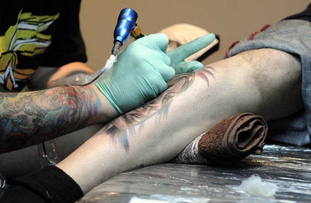 Wykonanie tatuażu niesie ze sobą ryzyko zakażeń i chorób wirusowych