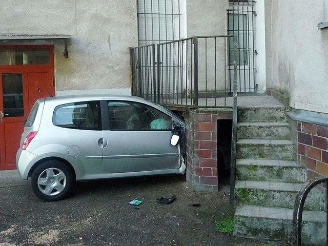 W taki nietypowy sposób kierowca z Holandii zaparkował auto
