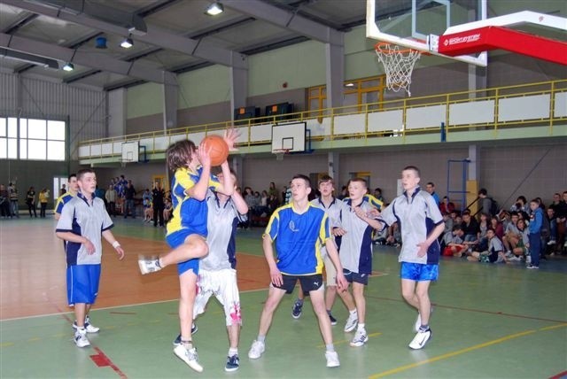 KOSZYKÓWKA. Gimnazjaliści lipnowskiej "Jedynki" bezkonkurencyjni [foto]