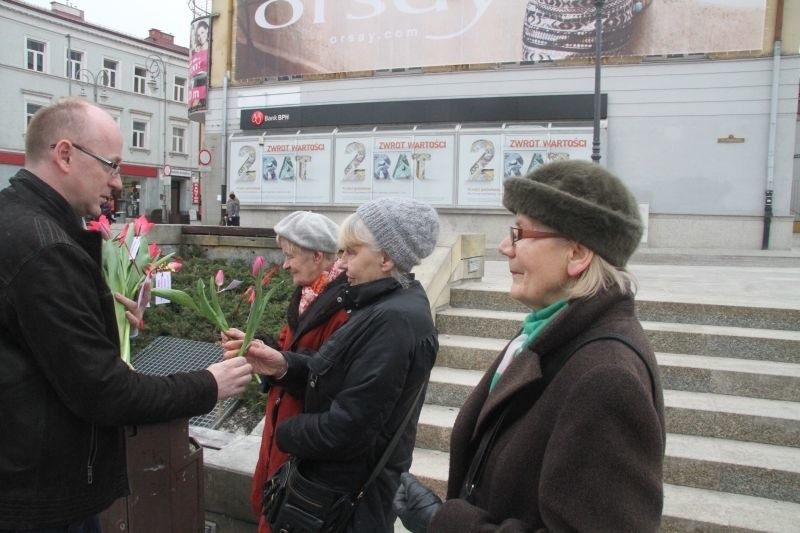 Akcja kobiet na placu Artystów w Kielcach