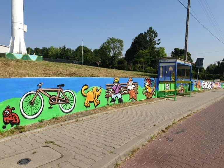 Kocmyrzów-Luborzyca. Jadąc droga wojewódzką nie można oderwać wzroku od muralu. To dzieło najmłodszych mieszkańców gminy 
