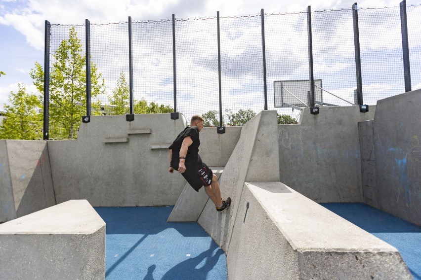 Kraków. Ogólnopolska Liga Parkour. Efektowne akrobacje w parku Avia ZDJĘCIA