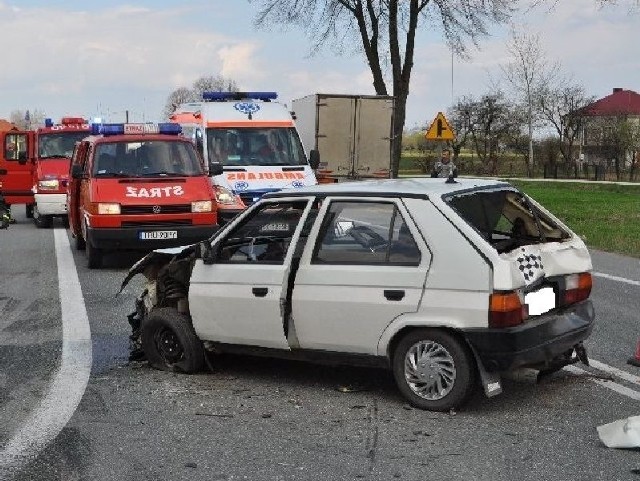 Skoda po zderzeniach miała rozbity przód i tył. Jej kierowca trafił do szpitala.