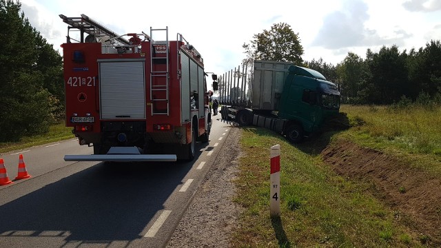 Zgłoszenie o wypadku na drodze krajowej nr 65 w miejscowości Koszarówka wpłynęło do Centrum Powiadamiania Ratunkowego o godz.  9:53.