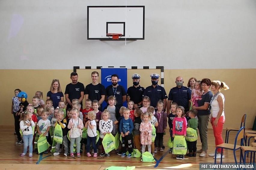 Bezpieczny powrót do szkoły. W Łubnicach uczniowie spotkali się z policjantami (ZDJĘCIA)