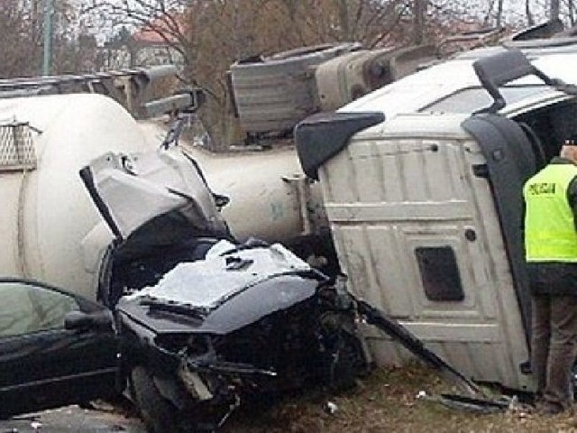 Na miejscu tragicznego wypadku pracowali policjanci.