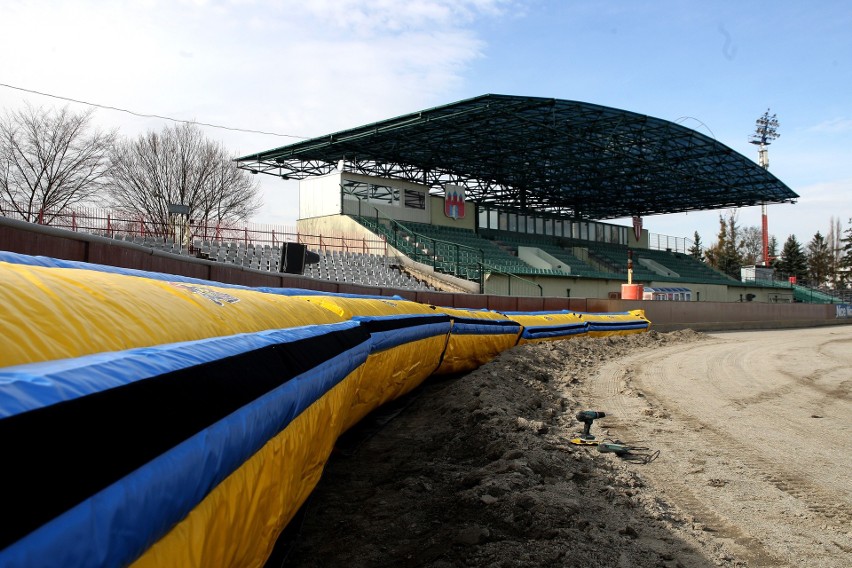 Bydgoska Polonia szykuje się do sezonu. Trybuny stadionu są...