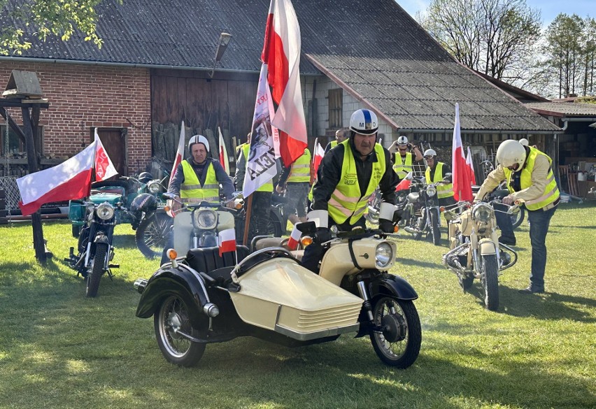 Parada motocykli w Grębowie z okazji Dnia Flagi 2024. Miłośnicy klasyków przejechali ulicami pod biało-czerwoną. Zobacz zdjęcia  