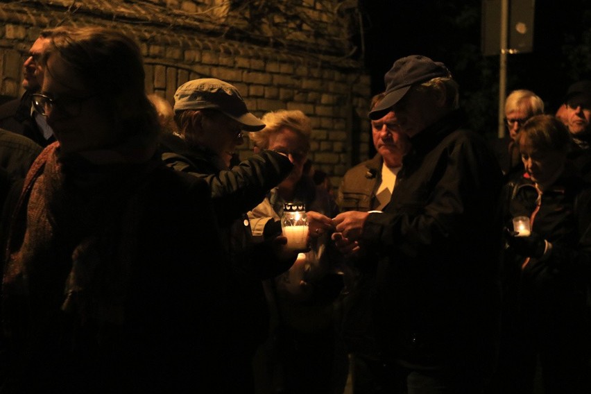 Fotorelacja z dzisiejszego protestu KOD-u pod budynkiem Sądu...