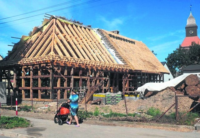 Dach chaty pokrywa się właśnie strzechą. Historyczna zagroda jamneńska ma być gotowa do 10 grudnia tego roku.  