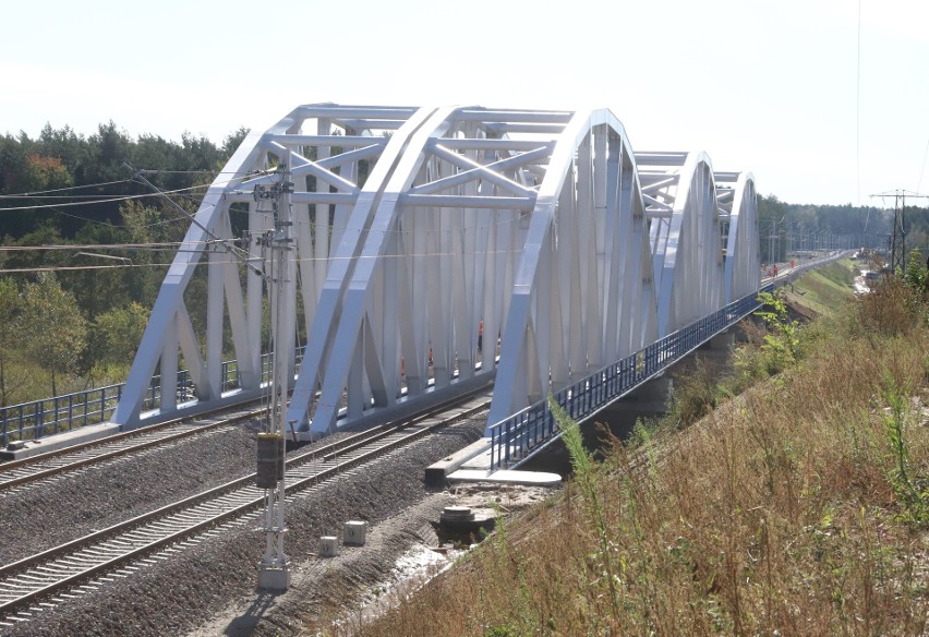 Budowa linii kolejowej numer 8 z Radomia do Warki. Powstał nowy 200 metrowy most nad Pilicą. Zobacz jego zdjęcia