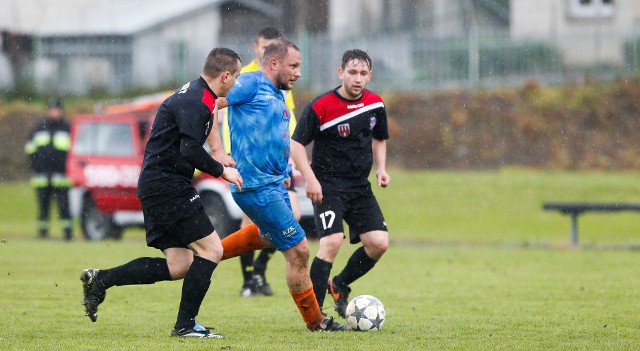 W klasie A1 Rzeszów Diament Pstrągowa (ciemne stroje) pokonał Trzciankę Trzciana 3:2