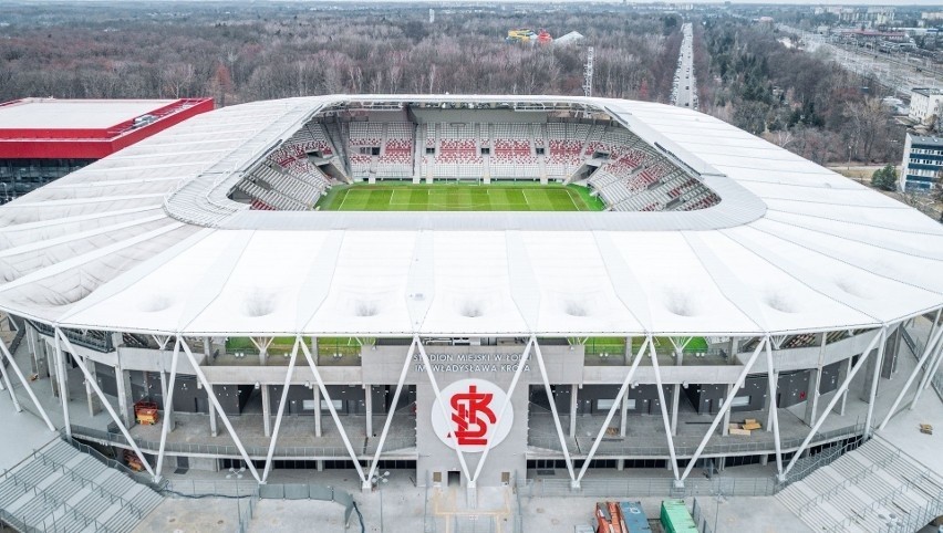 Stadion przy al. Unii 2 może pomieścić 18 tysięcy kibiców....