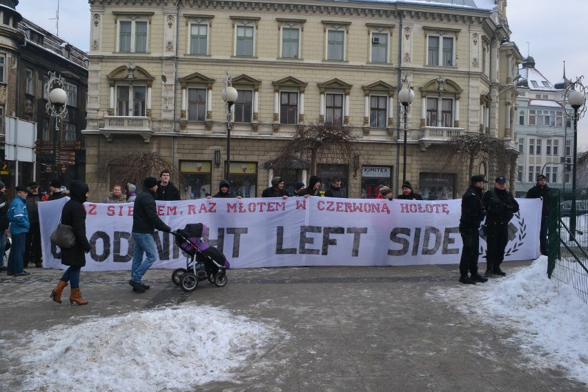 Manifestacja KOD w Bielsku-Białej. Mróz, demokracja, narodowcy i... poseł Pięta [ZDJĘCIA]