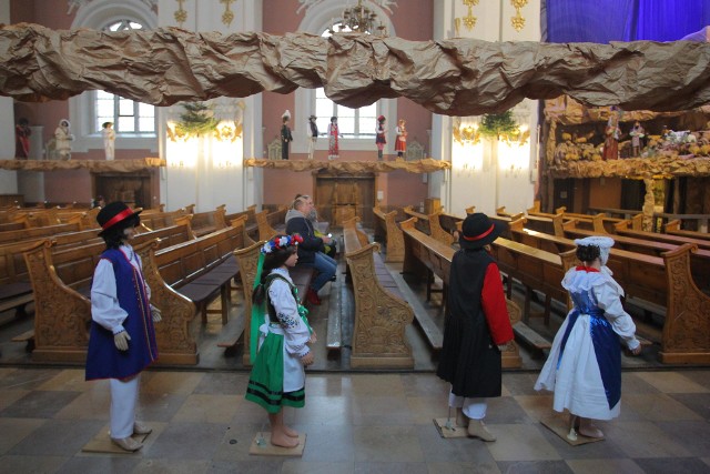 Montaż żłóbka w kościele franciszkanów w Poznaniu na Boże Narodzenie 2017