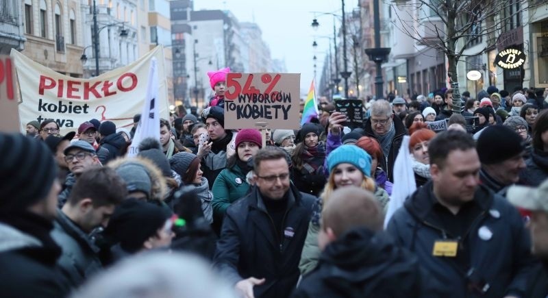 Łodzianki protestowały przeciw zaostrzeniu przepisów aborcyjnych. Około tysiąca osób wzięło udział... [zdjęcia]