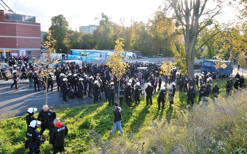 Policjanci zabezpieczali mecz ekstraklasy pomiędzy drużynami...