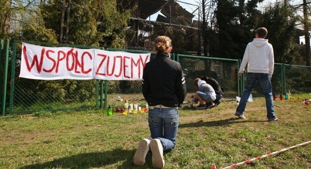 Pod zgliszcza na Wolińskiej przychodzą grupki ludzi. W ciszy i zadumie zapalają znicze i składają kwiaty. Niektórzy głośno się modlą.