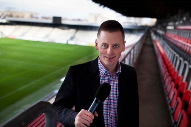 Piotr Szefer spikerem został jako 14-latek, w LKS Mogilany. Od 2012 roku jego głos słychać na stadionie Cracovii.