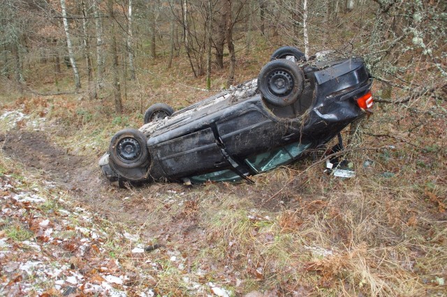 Kierujący osobową skodą wpadł w poślizg na łuku drogi i dachował w przydrożnym rowie. Do zdarzenia doszło kilkaset metrów za miejscowością Warblewo w kierunku Borzęcina. Pogotowie odwiozło kierowcę do szpitala. 