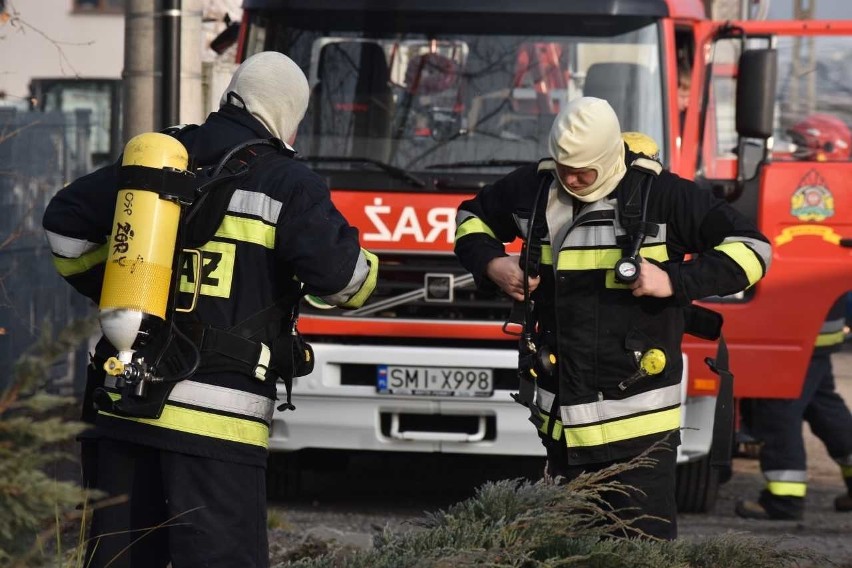 Pożar składowiska opon w Żorach. Kłęby dymu nad miastem. Na miejscu 30 zastępów straży pożarnej WIDEO + ZDJĘCIA