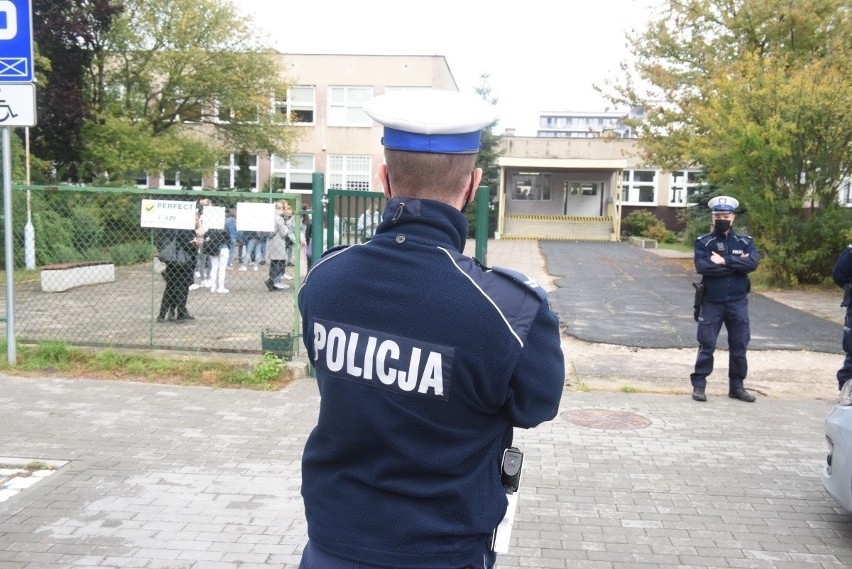 Policja zabezpieczyła po ataku teren V LO w Zielonej Górze.