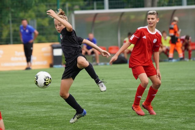 Młodzi adepci futbolu białostockich akademii na boisko na razie nie mogą wrócić