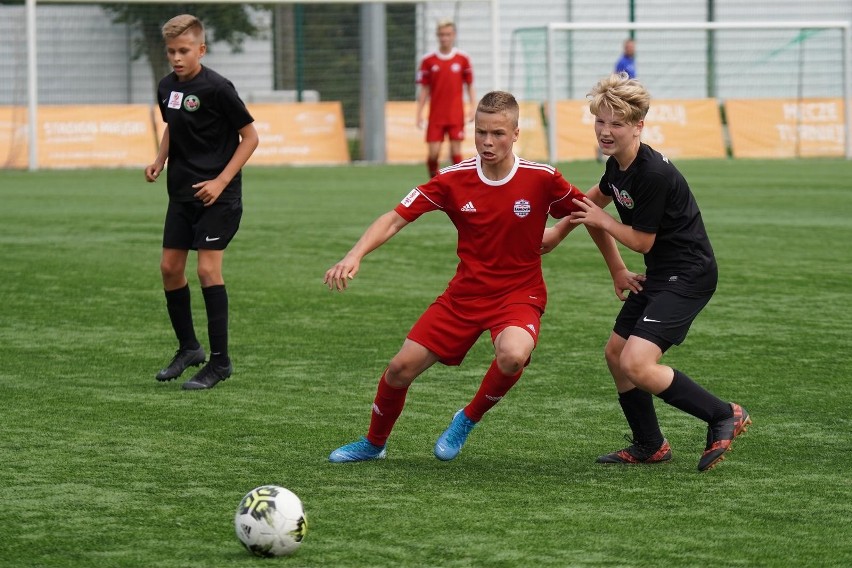 Młodzi adepci futbolu białostockich akademii na boisko na...