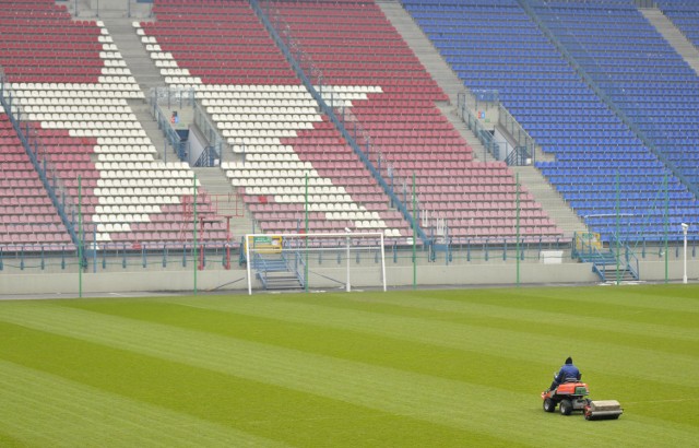 Na stadionie nie odbył się żaden koncert czy inna większa impreza, poza meczami. Lokale, w których powinny działać restauracje, sklepy i biura, świecą pustkami, bo ich utrzymanie pochłania majątek