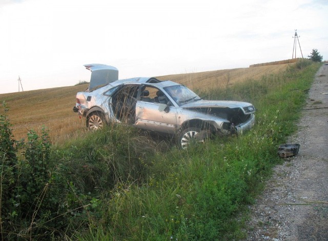 Audi wypadło z drogi i dachowało