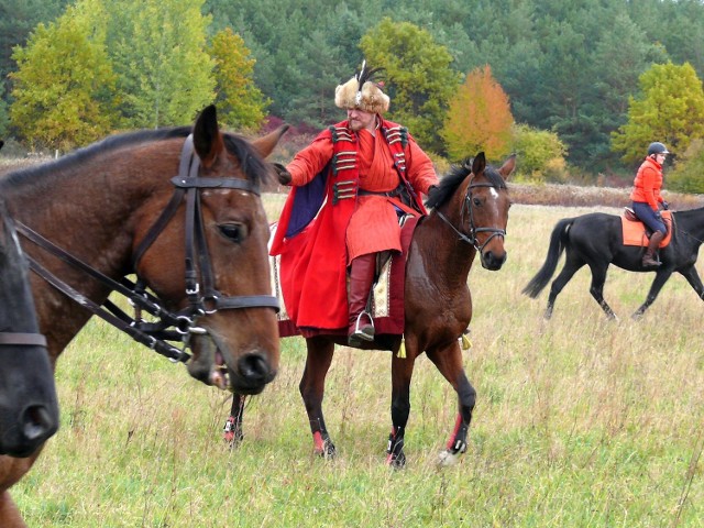 Wśród uczestników Hubertusa nie zabraknie jeźdźców na koniach pięknie ubranych w paradne staropolskie stroje