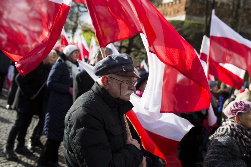 Kraków. Pochód patriotyczny z Wawelu na Rynek [ZDJĘCIA]