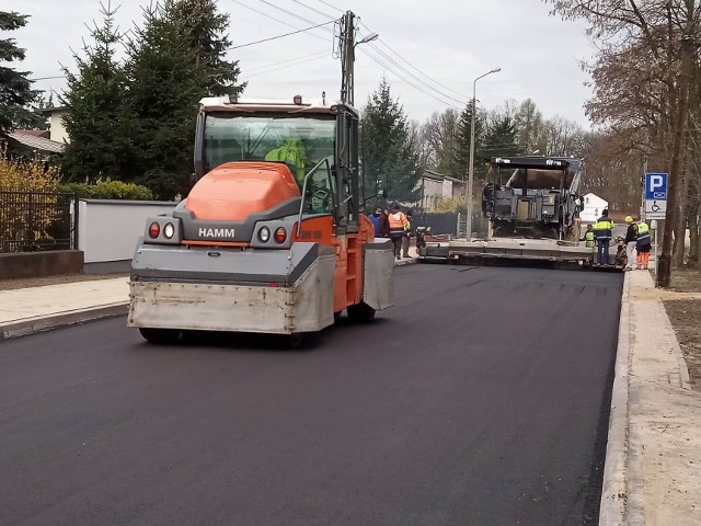 Na ulicy Cekanowskiej w Tomaszowie Mazowieckim rozpoczęto układanie nowej masy asfaltowej na nawierzchni jezdni