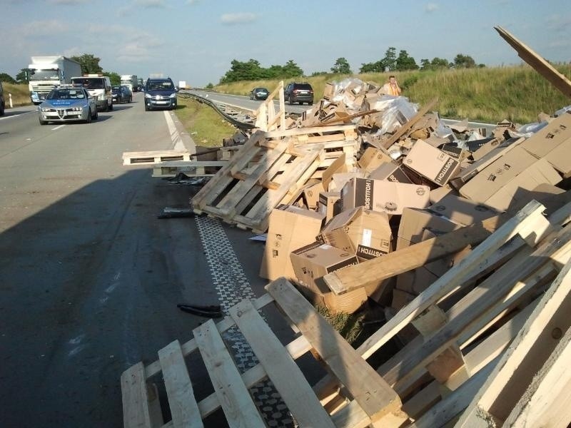 Ciężarówka przewróciła się na autostradzie A4. Na jezdnię...