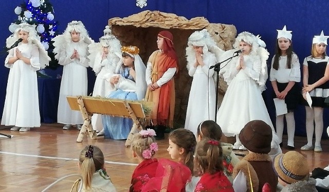 Uczniowie szkół z terenu gminy Czarnocin przygotowali na święta piękne widowiska jasełkowe.