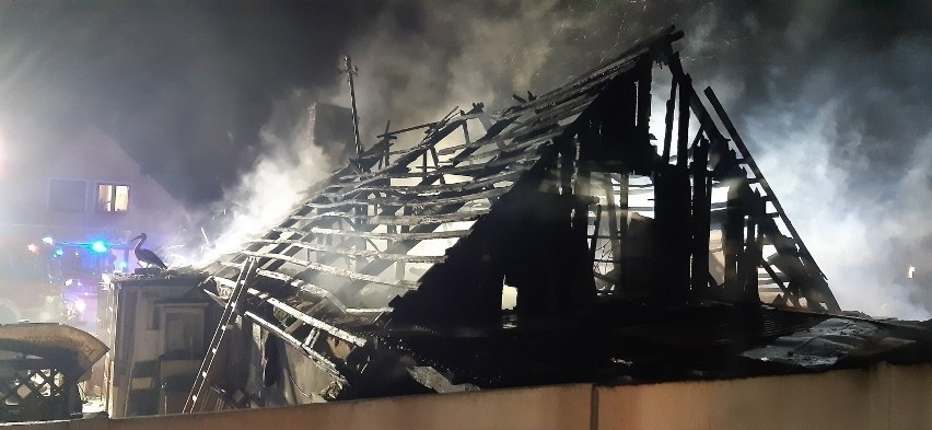 Toruń. W domu szeregowym strażacy znaleźli dwa ciała w spalonym pokoju 