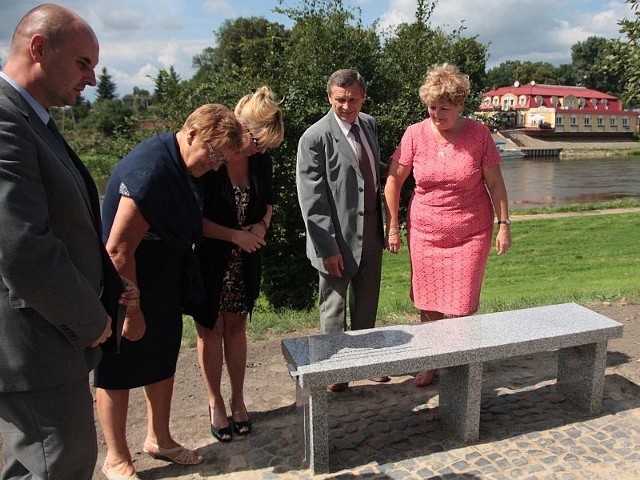 W odsłonięciu ławeczki poświęconej Radzimirowi Śmigielskiemu uczestniczyła m.in. jego córka Petra Śmigielska (trzecia od lewej).