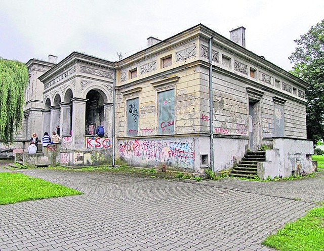 W dworze miał być ośrodek kultury, albo dom weselny, a jest rudera