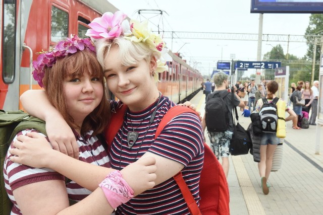 Codziennie odchodzą pociągi z zielonogórskiego dworca na Pol'and'Rock Festiwal. W środę 31 sierpnia pożegnaliśmy kolejnych uczestników.Festiwal zaczyna się w czwartek, kończy w sobotę. To już 25. edycja.TU ZNAJDZIECIE WSZYSTKO O POL'AND'ROCK:SERWIS SPECJALNY NA TEMAT POL'AND'ROCK FESTIVAL[sc]ZOBACZ FILM - PIERWSZA ZABAWA W BŁOCIE NA FESTIWALU 2019[/sc]