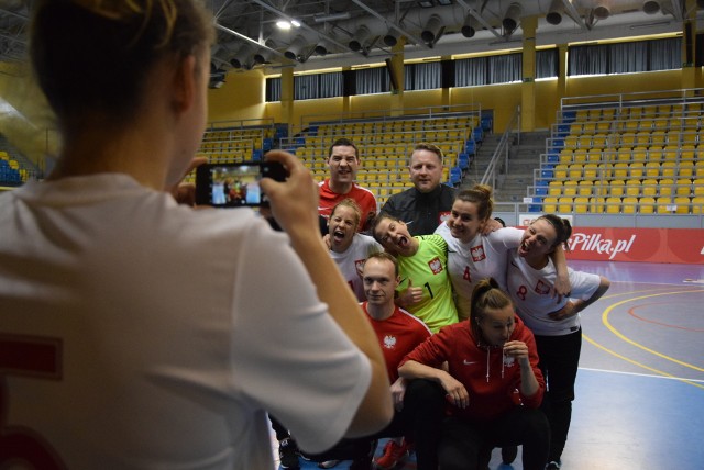 Kadra narodowa futsalistek od poniedziałku 9 kwietnia do soboty przebywała na zgrupowaniu w Gorzowie przed sparingowymi spotkaniami z Rosją. Sami obserwowaliśmy, jak Biało-Czerwone przygotowują się do drugiego z towarzyskich meczów z Rosjankami. Towarzyszyliśmy im też w czasie samego sparingu. Poznajcie "Groźne i szalone - Biało-Czerwone"!Obejrzyj też: Reprezentacja Polski kobiet w futsalu od kuchniChcesz na bieżąco śledzić sportowe newsy z Ziemi Lubuskiej, Polski oraz świata? Polub naszą stronę na Facebooku!