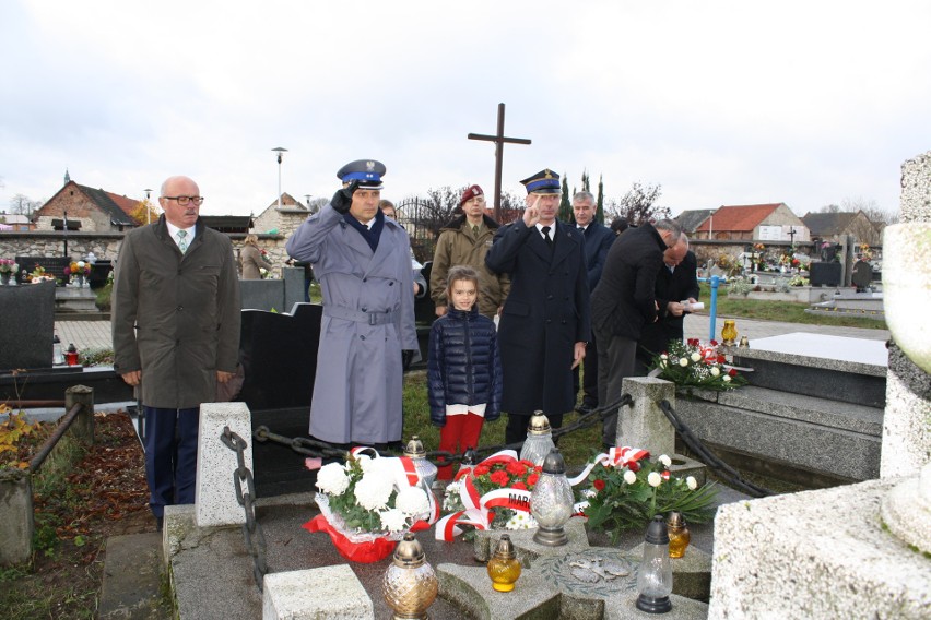 Żarki: kwiaty na grobach Powstańców Styczniowych i polskich żołnierzy ZDJĘCIA