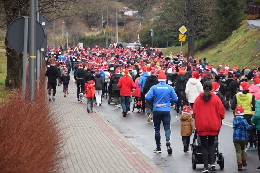 Około 800 biegaczy przywitało Świętego Mikołaja podczas 4....