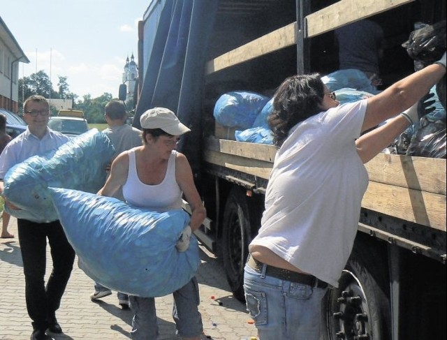 W pakowaniu korków na tira pomagali nie tylko wolontariusze, ale także pracownicy i dyrekcja OSiR-u w Sokółce