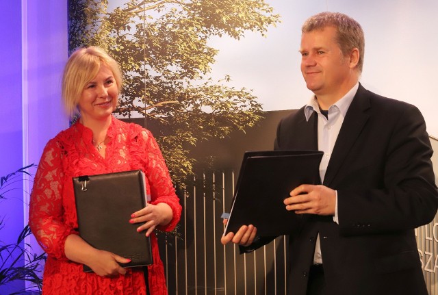 Umowę podpisali prezes Przedsiębiorstwa Państwowego „Porty Lotnicze” Mariusz Szpikowski oraz prezes firmy budowlanej „Anna-Bud” Anna Bartela.