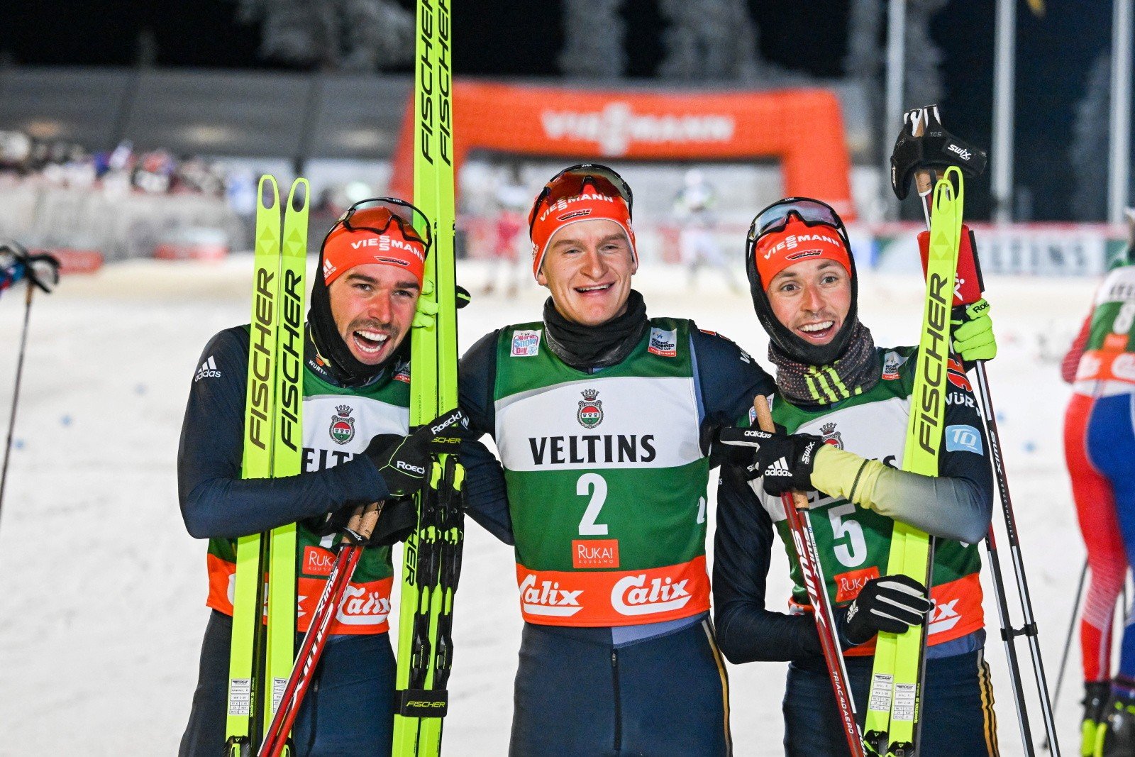 Oppsummering av helgens arrangementer innen vintersport.  Hvem vant verdenscupkonkurransene i nordisk kombinert og alpint?
