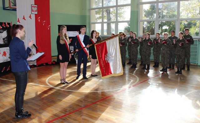 Patriotyczny charakter wydarzenia podkreślił sztandar szkoły oraz wspólnie odśpiewany hymn narodowy.